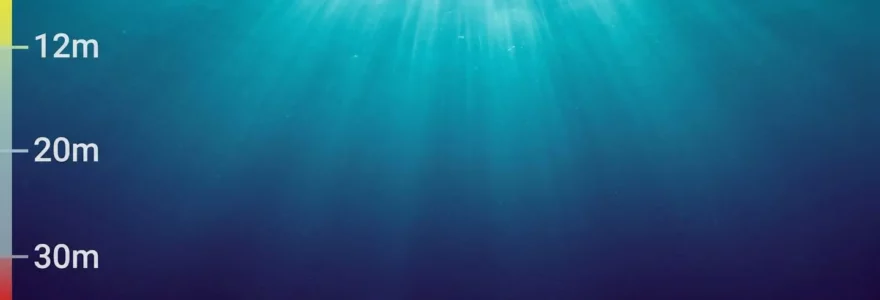 Gradient de lumière océanique vertical montrant la transition de bleu turquoise en surface à bleu indigo à 40 mètres de profondeur, avec échelle métrique graduée indiquant les paliers de sécurité pour caissons étanches